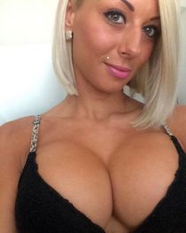 Stunning babe Crystal Rae